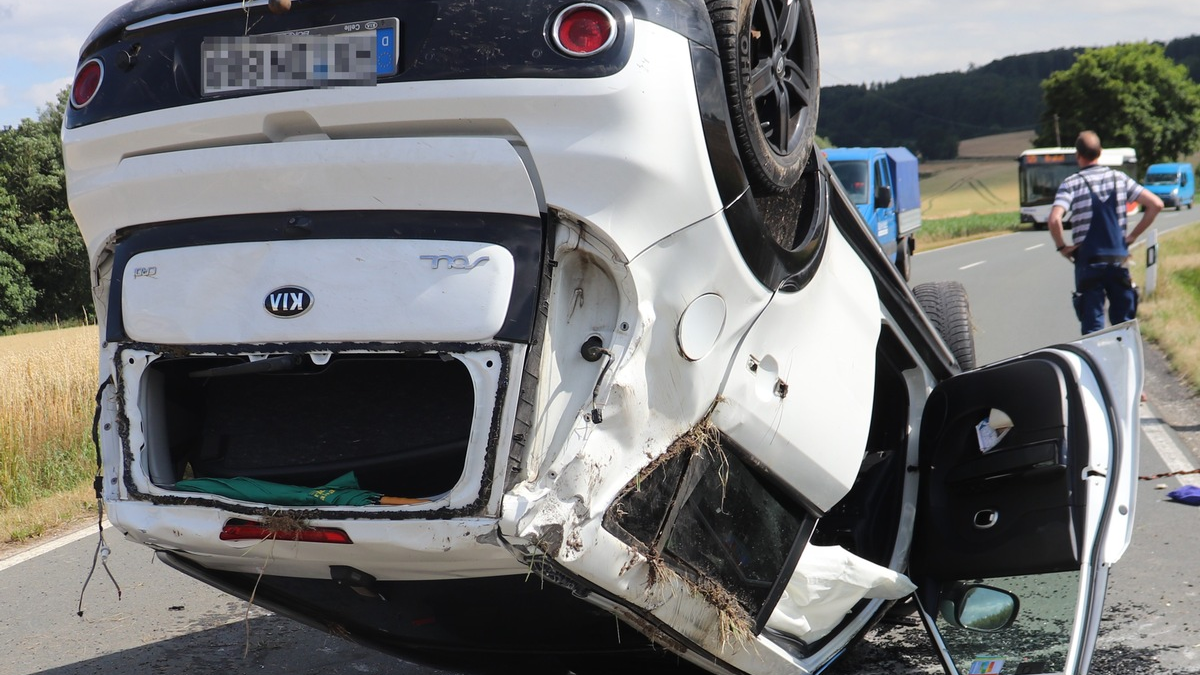 POL-HX: Pkw landet auf dem Dach - Fahrer schwer verletzt - Foto: presseportal.de