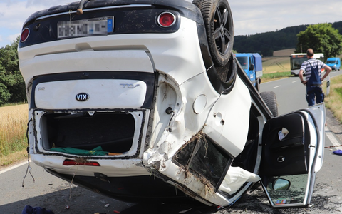 POL-HX: Pkw landet auf dem Dach - Fahrer schwer verletzt - Foto: presseportal.de