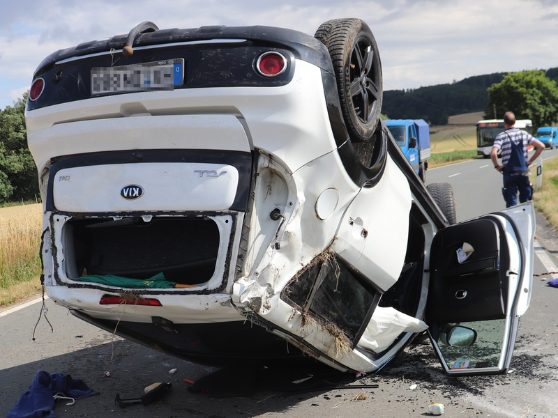 POL-HX: Pkw landet auf dem Dach - Fahrer schwer verletzt - Foto: presseportal.de