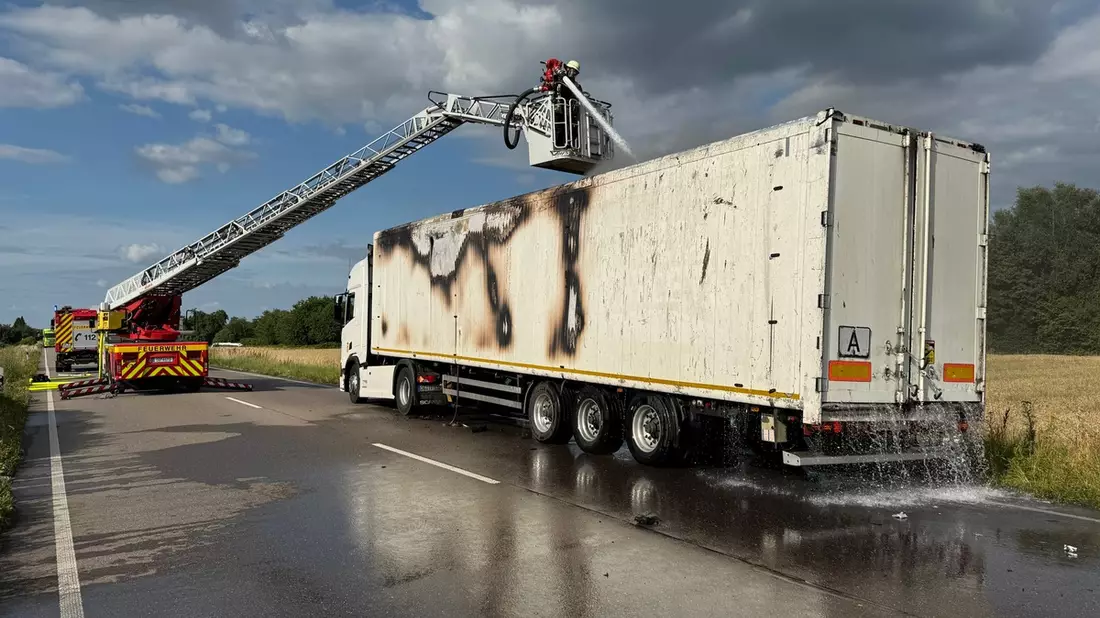 FW-OG: LKW-Brand auf der B3 - Fahrer verhindert Schlimmeres - Bild: presseportal.de
