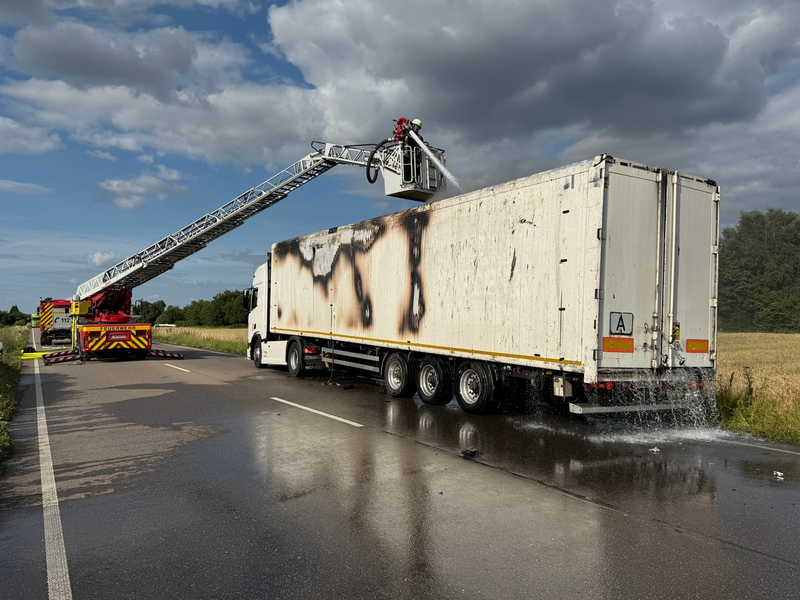 FW-OG: LKW-Brand auf der B3 - Fahrer verhindert Schlimmeres - Foto: presseportal.de