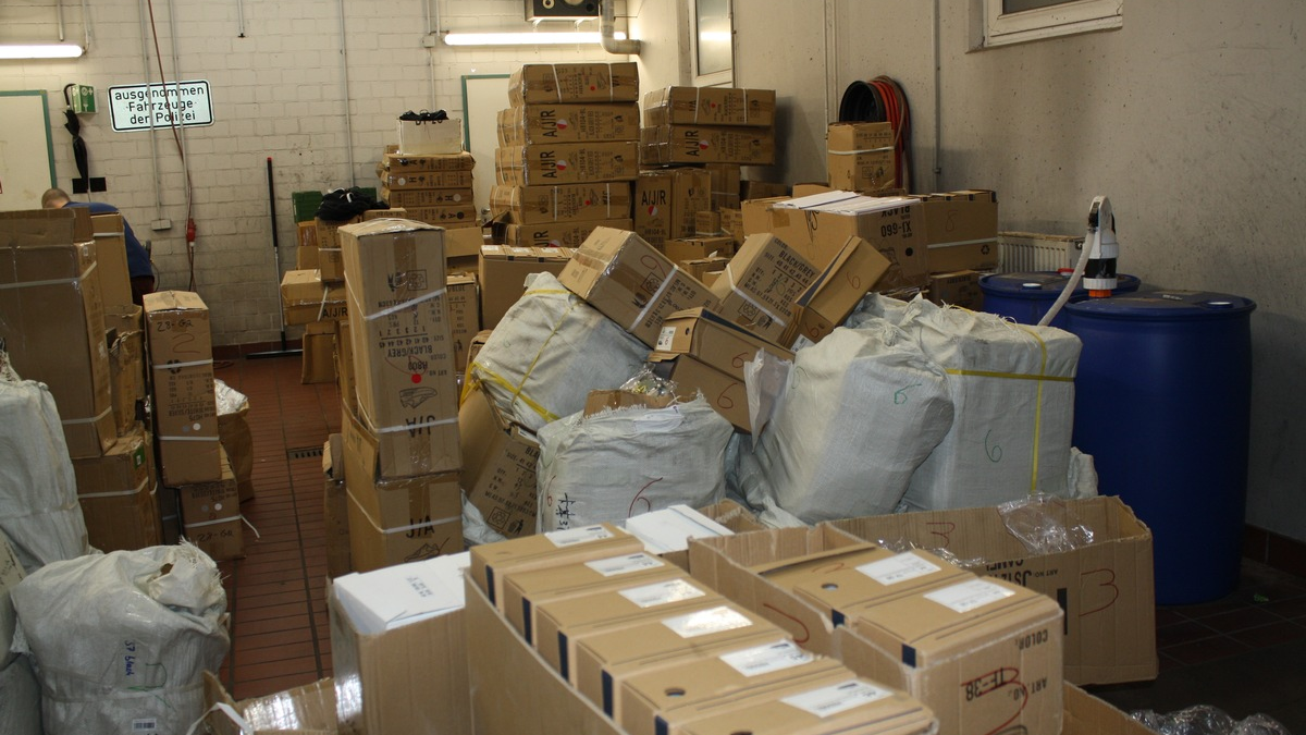 POL-RBK: Overath - Große Menge gefälschter Markenware sichergestellt - Ermittlungen wegen Verstoßes gegen das Markengesetz - Foto: presseportal.de