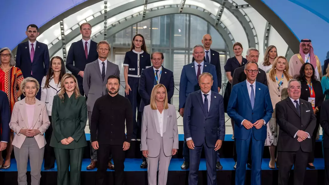 Bei der Wiederaufbaukonferenz für die Ukraine stellen sich die Teilnehmer rund um Präsident Wolodymyr Selenskyj zum Gruppenfoto auf. - Bild: Michael Kappeler/dpa