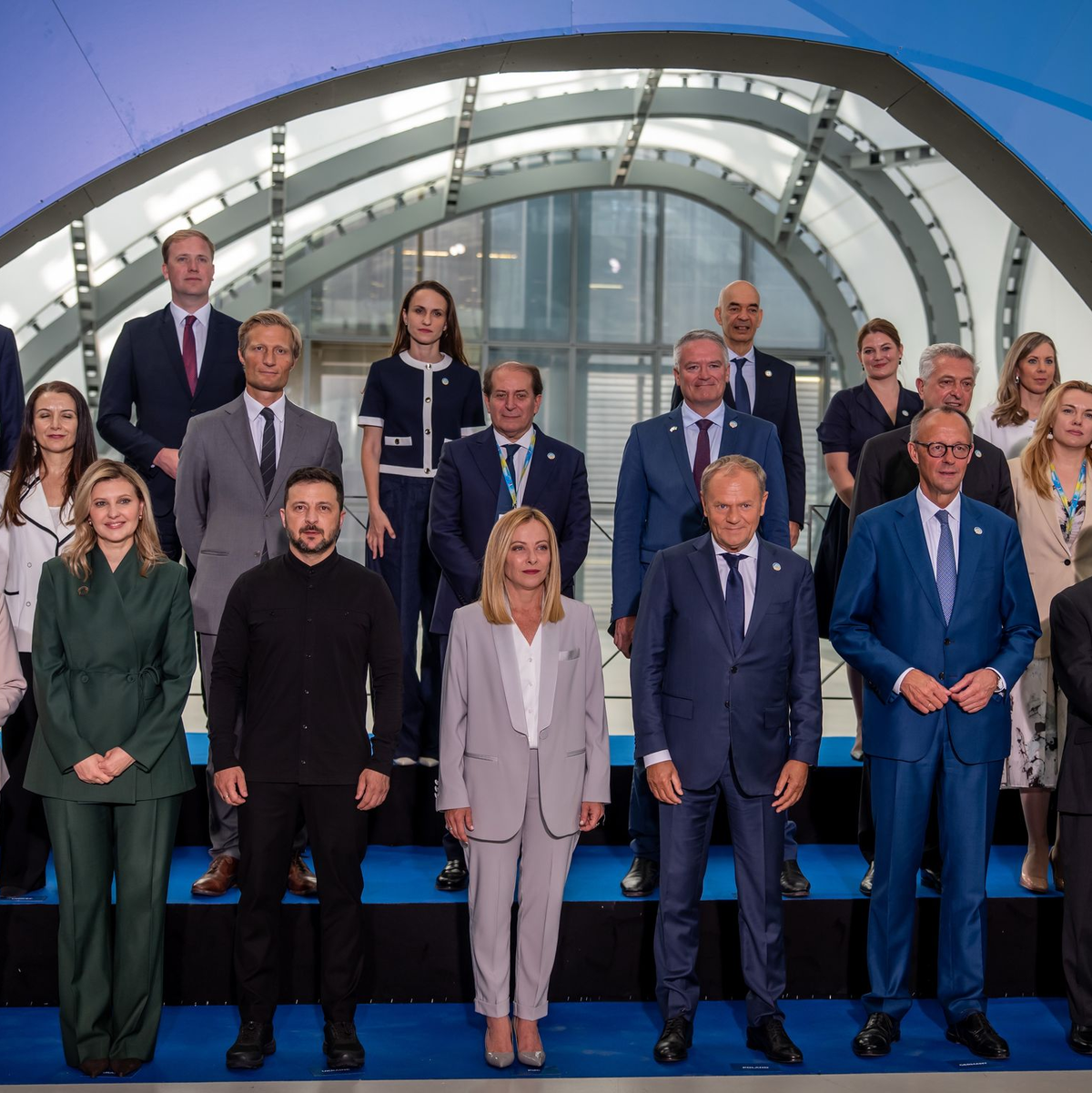 Bei der Wiederaufbaukonferenz für die Ukraine stellen sich die Teilnehmer rund um Präsident Wolodymyr Selenskyj zum Gruppenfoto auf. - Foto: Michael Kappeler/dpa