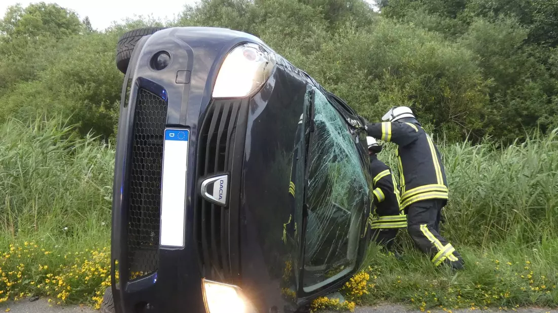 POL-CUX: Verkehrsunfall auf der B73 im Bereich Altenbruch - zwei junge Menschen leicht verletzt (Foto im Anhang) - Bild: presseportal.de