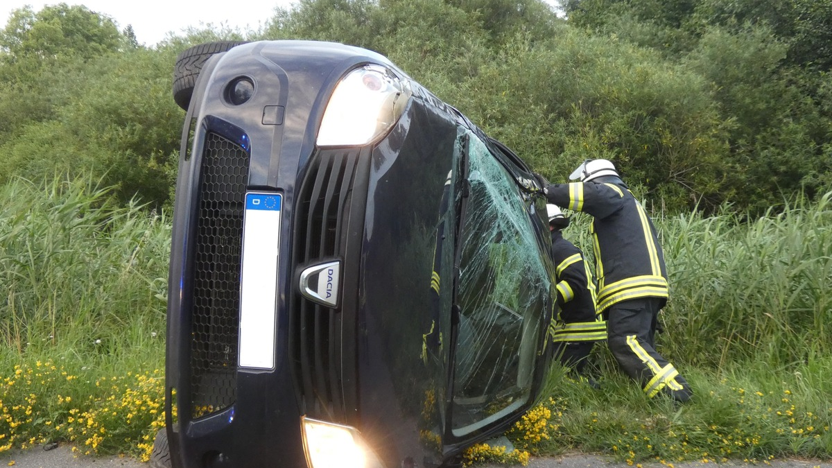POL-CUX: Verkehrsunfall auf der B73 im Bereich Altenbruch - zwei junge Menschen leicht verletzt (Foto im Anhang) - Foto: presseportal.de