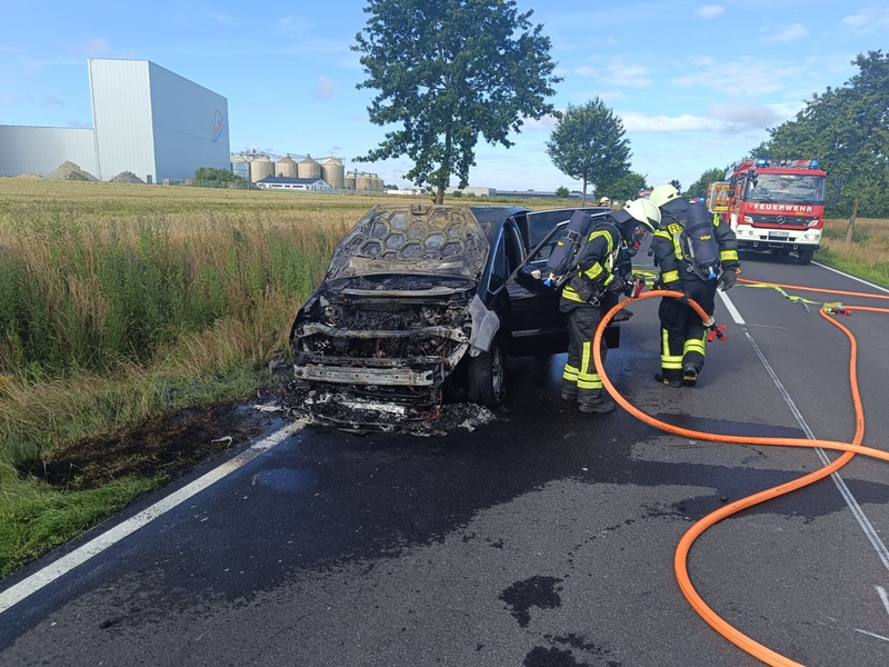 POL-STD: 29-jähriger Mann in Buxtehude bei Auseinandersetzung zunächst lebensgefährlich verletzt - Polizei nimmt mutmaßliche Tatverdächtige vorläufig fest - Ford während der Fahrt in Apensen in Brand geraten - Foto: presseportal.de