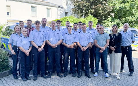 POL-EU: Erstmals auf Streife: 19 neue KommissaranwĂ€rterinnen und KommissaranwĂ€rter begrĂŒĂt - Foto: presseportal.de POL-EU: Erstmals auf Streife: 19 neue KommissaranwĂ€rterinnen und KommissaranwĂ€rter begrĂŒĂt - Foto: presseportal.de