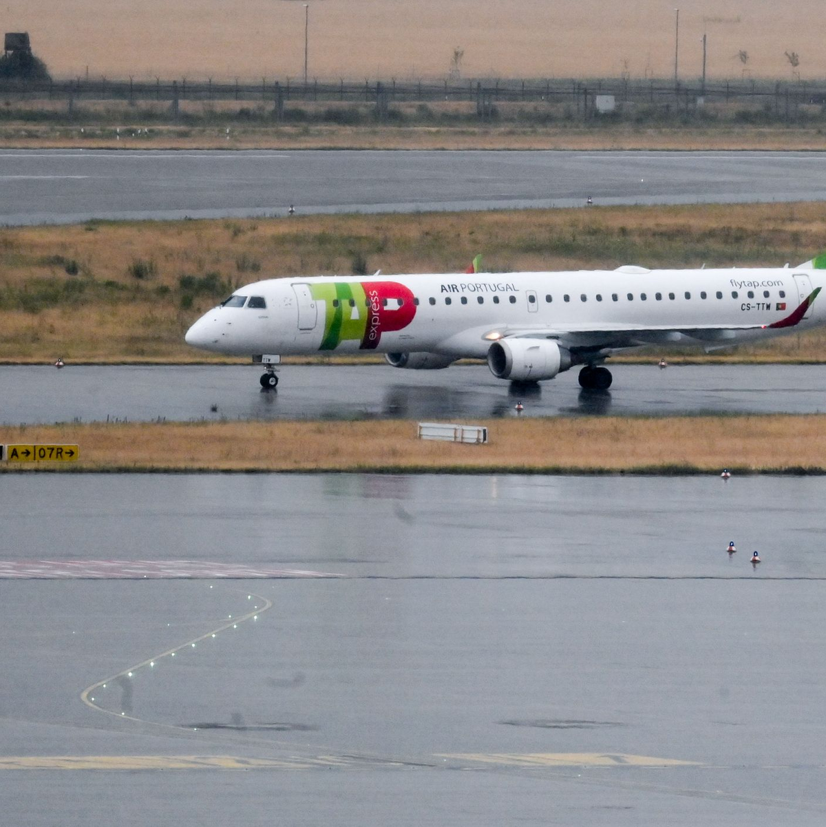 Die 1945 gegründete TAP hat als größte Fluggesellschaft Portugals mehr als 8.000 Mitarbeiter. (Archivfoto) - Foto: Jens Kalaene/dpa-Zentralbild/dpa