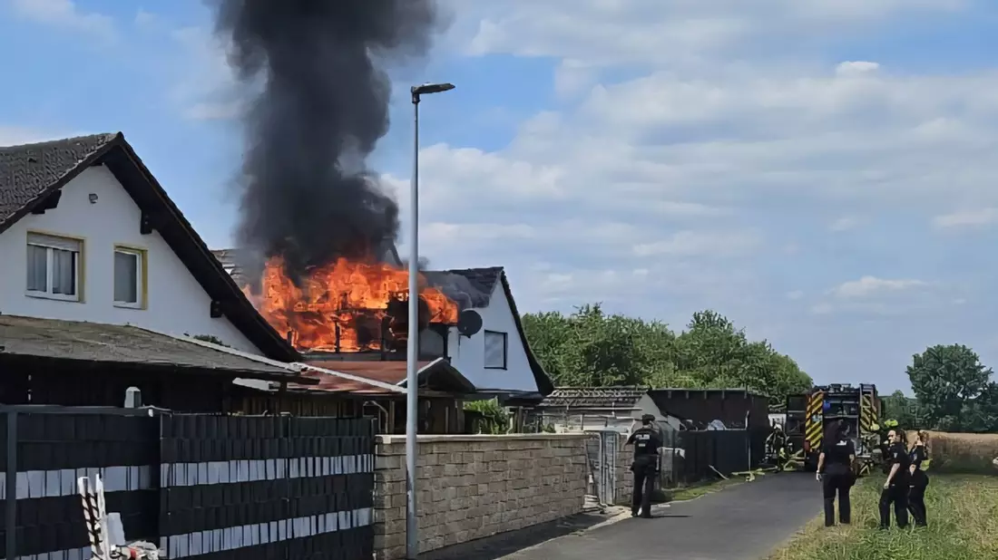 FW Sankt Augustin: 55 Ehrenamtliche retten Haus vor den Flammen - Bild: presseportal.de