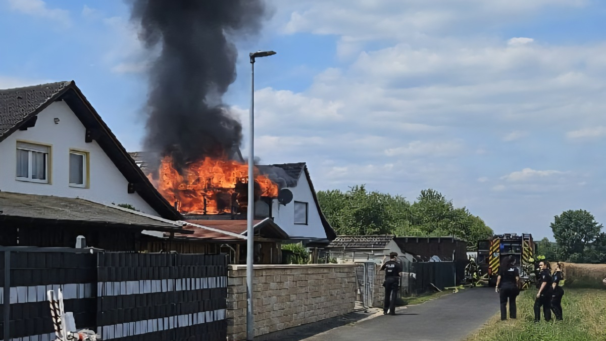 FW Sankt Augustin: 55 Ehrenamtliche retten Haus vor den Flammen - Foto: presseportal.de