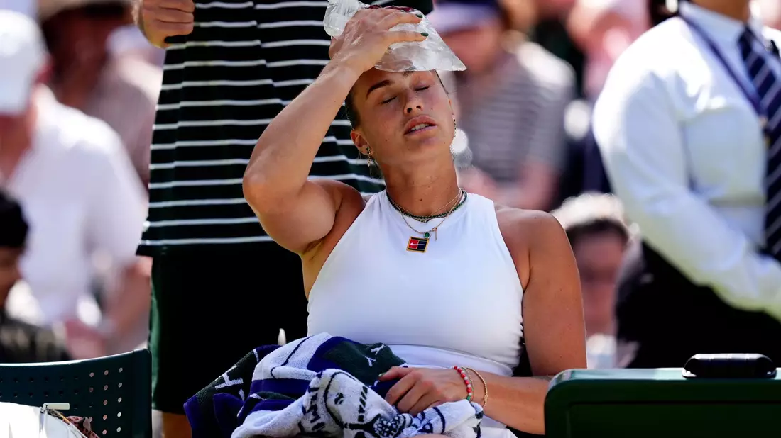 Aryna Sabalenka sucht Kühlung auf dem Centre Court. - Bild: Mike Egerton/PA Wire/dpa
