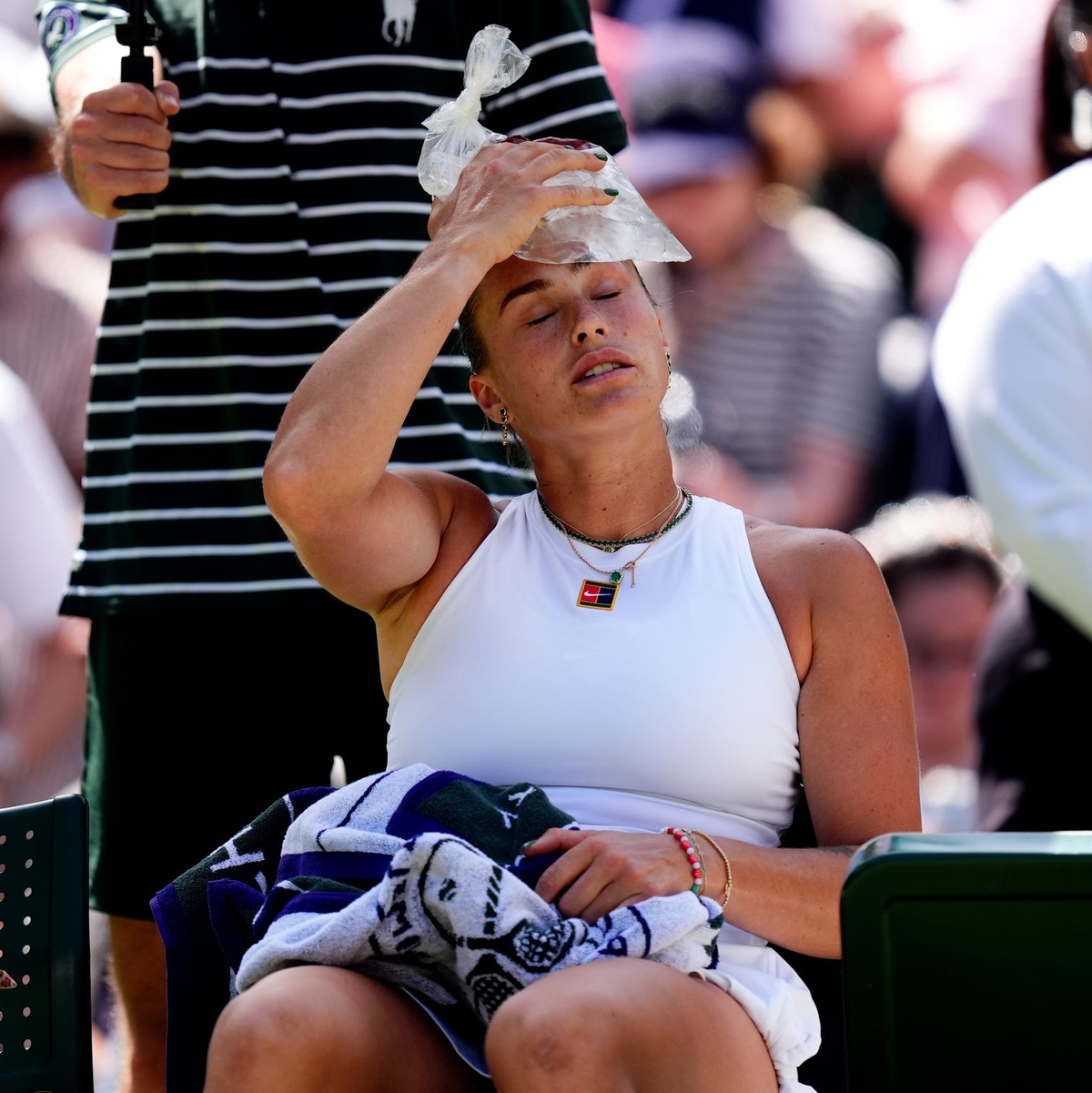Aryna Sabalenka sucht Kühlung auf dem Centre Court. - Foto: Mike Egerton/PA Wire/dpa