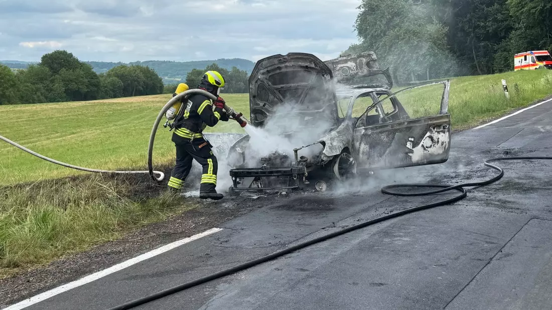 FW VG Westerburg: VW Polo wird ein Raub der Flammen - Fahrerin kommt mit dem Schrecken davon - Bild: presseportal.de