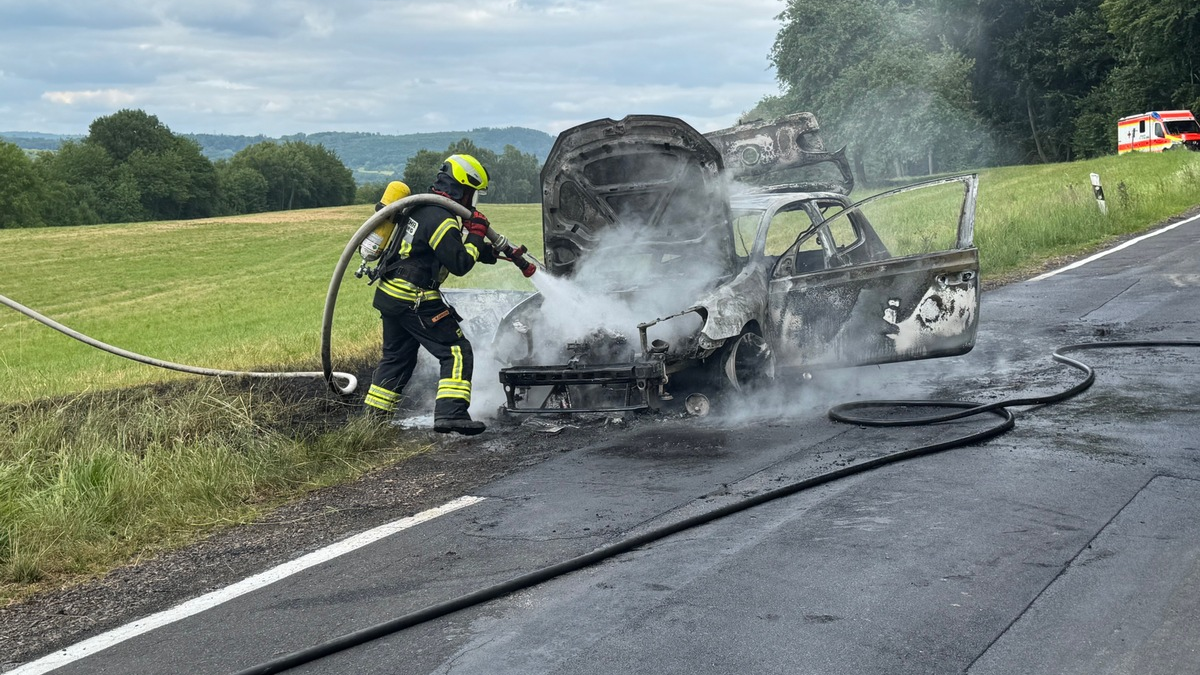 FW VG Westerburg: VW Polo wird ein Raub der Flammen - Fahrerin kommt mit dem Schrecken davon - Foto: presseportal.de