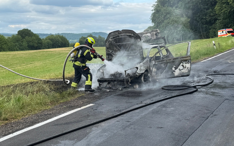 FW VG Westerburg: VW Polo wird ein Raub der Flammen - Fahrerin kommt mit dem Schrecken davon - Foto: presseportal.de
