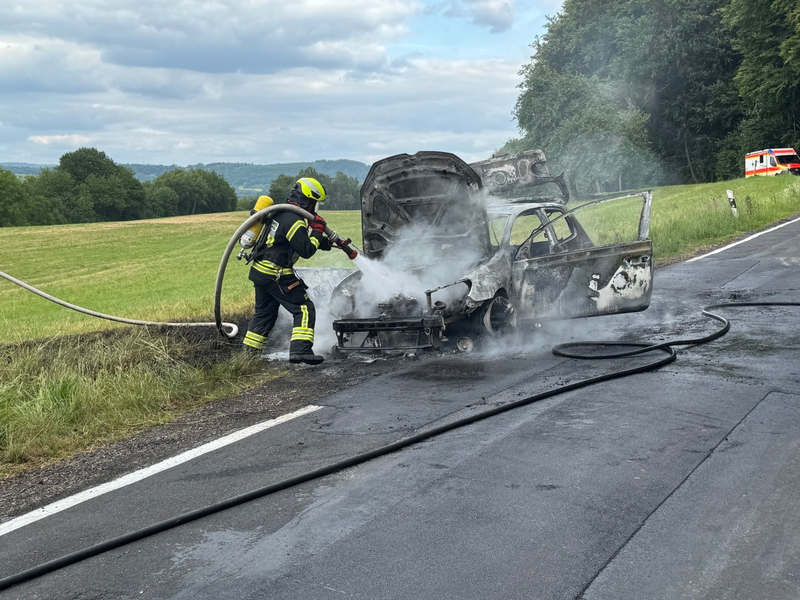 FW VG Westerburg: VW Polo wird ein Raub der Flammen - Fahrerin kommt mit dem Schrecken davon - Foto: presseportal.de