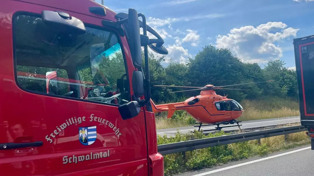 FFW Schwalmtal: Gemeinsame Pressemitteilung der Feuerwehren Schwalmtal und Niederkrüchten Mehrere Einsätze für Feuerwehrkräfte auf der A52 - Verkehrsunfall mit Lkw, Rettungshubschrauber im Einsatz - Bild: presseportal.de