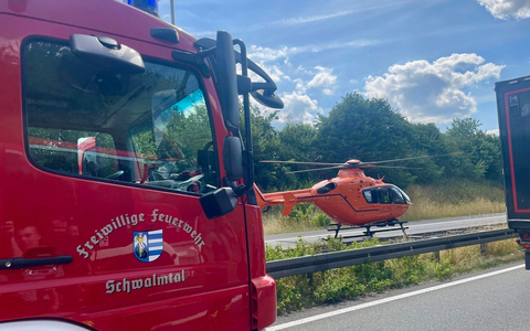 FFW Schwalmtal: Gemeinsame Pressemitteilung der Feuerwehren Schwalmtal und Niederkrüchten Mehrere Einsätze für Feuerwehrkräfte auf der A52 - Verkehrsunfall mit Lkw, Rettungshubschrauber im Einsatz - Foto: presseportal.de