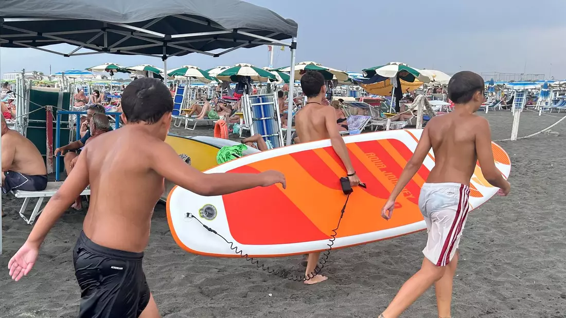 Beim Buddeln im Sand kommt ein 17-jähriger Junge an einem italienischen Strand ums Leben. (Foto: Archiv)  - Bild: Christoph Sator/dpa