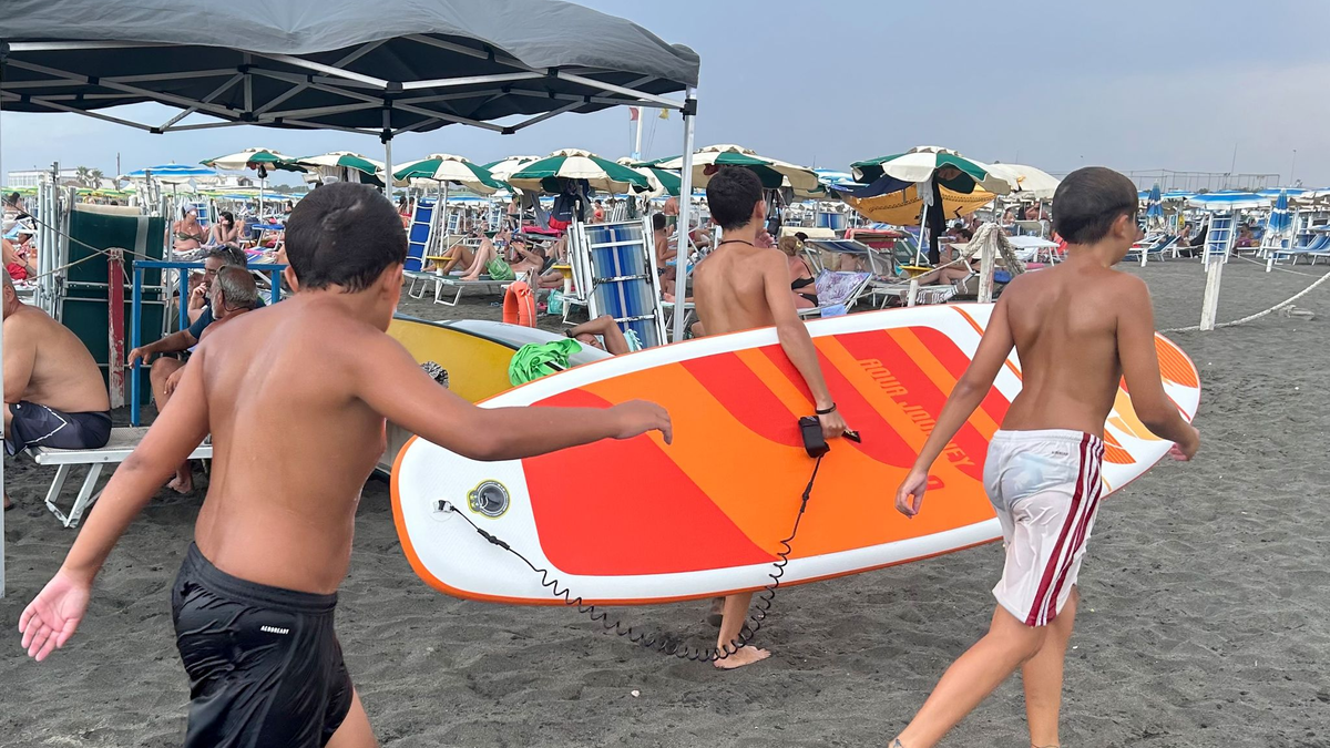 Beim Buddeln im Sand kommt ein 17-jähriger Junge an einem italienischen Strand ums Leben. (Foto: Archiv)  - Foto: Christoph Sator/dpa