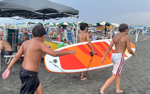Beim Buddeln im Sand kommt ein 17-jähriger Junge an einem italienischen Strand ums Leben. (Foto: Archiv)  - Foto: Christoph Sator/dpa