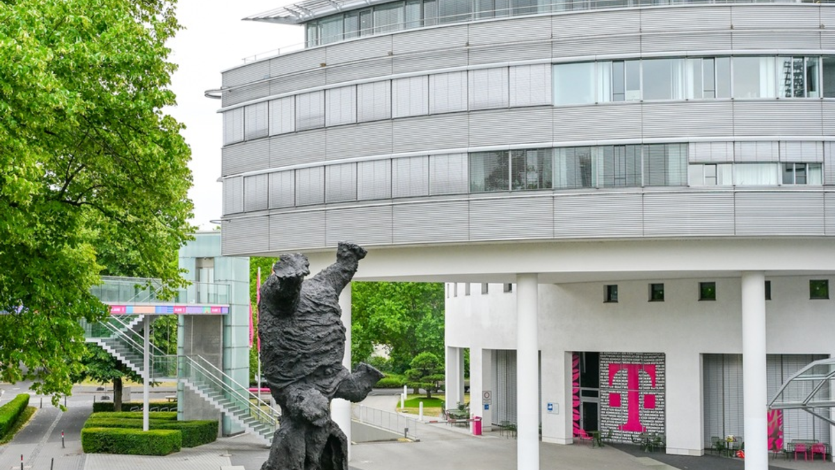 Telekom enthüllt monumentale Skulptur Gran elefant dret / Telekom-Chef Höttges: Das Unmögliche möglich machen - Foto: presseportal.de