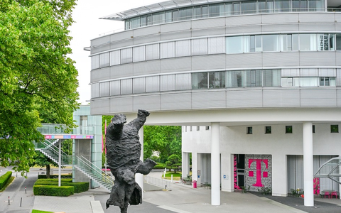 Telekom enthüllt monumentale Skulptur Gran elefant dret / Telekom-Chef Höttges: Das Unmögliche möglich machen - Foto: presseportal.de