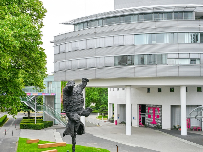 Telekom enthüllt monumentale Skulptur Gran elefant dret / Telekom-Chef Höttges: Das Unmögliche möglich machen - Foto: presseportal.de