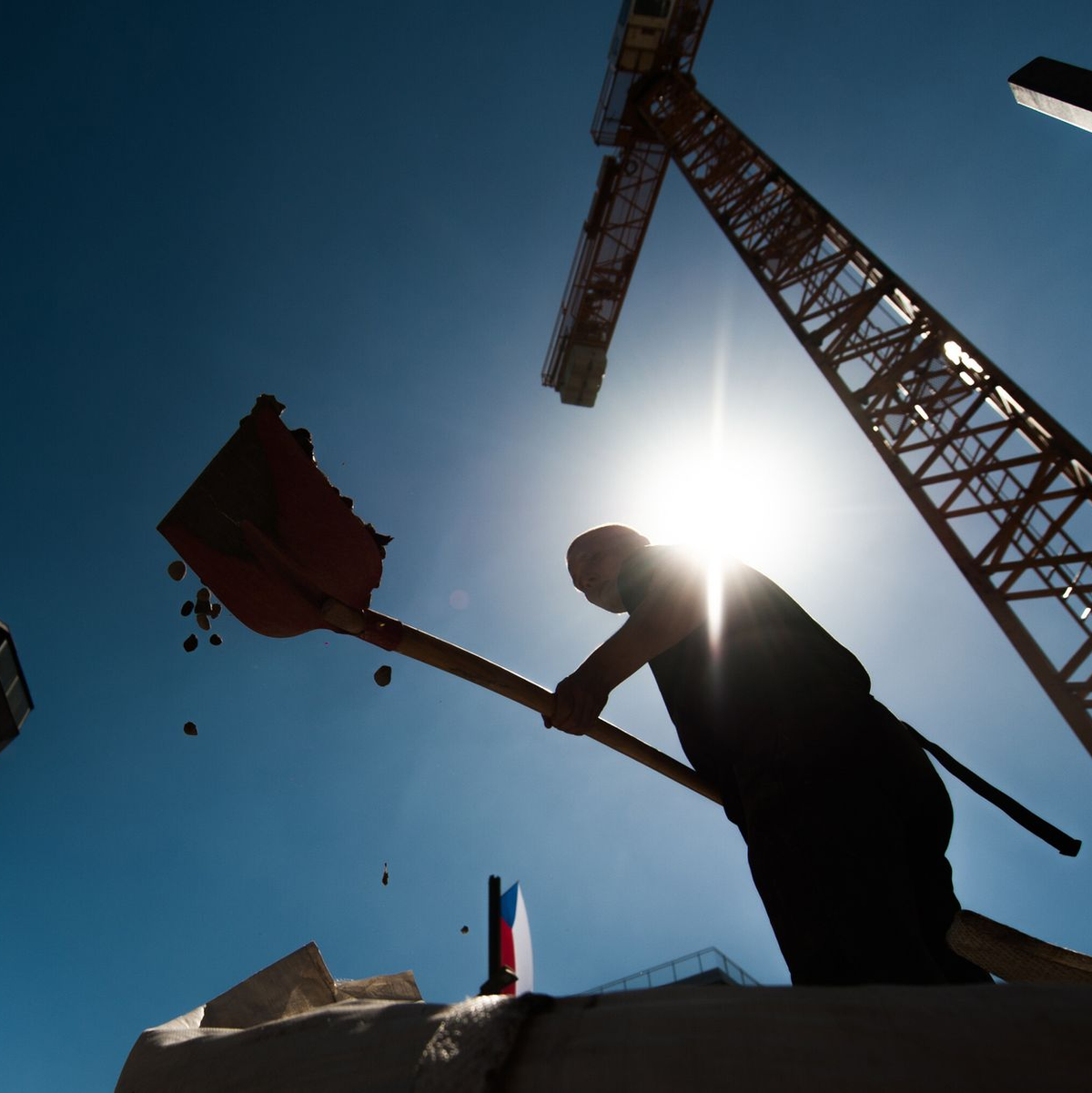 Die BG Bau versucht, mit viel Prävention die Zahl der Arbeitsunfälle zu senken. Ebenfalls ein wichtiges Thema: der Schutz vor Hitze und Sonnenstrahlen. (Archivbild) - Foto: Florian Gaertner/dpa/dpa-tmn