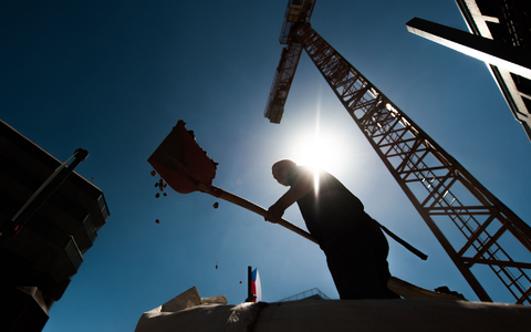 Die BG Bau versucht, mit viel Prävention die Zahl der Arbeitsunfälle zu senken. Ebenfalls ein wichtiges Thema: der Schutz vor Hitze und Sonnenstrahlen. (Archivbild) - Foto: Florian Gaertner/dpa/dpa-tmn