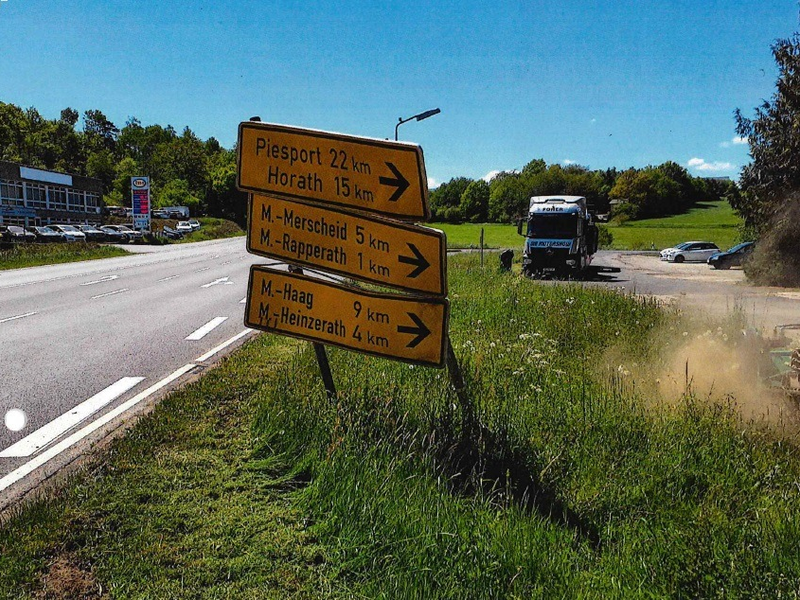 POL-PDTR: Wegweiser-Beschilderung an B327 in Morbach (gegenüber ESSO-Tankstelle) beschädigt. Wer kann hierzu Angaben machen? - Foto: presseportal.de