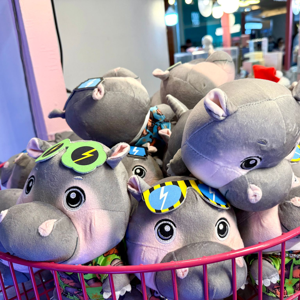 Passend zum Geburtstag stehen wieder überall Moo-Deng-Souvenirs zum Verkauf. - Foto: Carola Frentzen/dpa