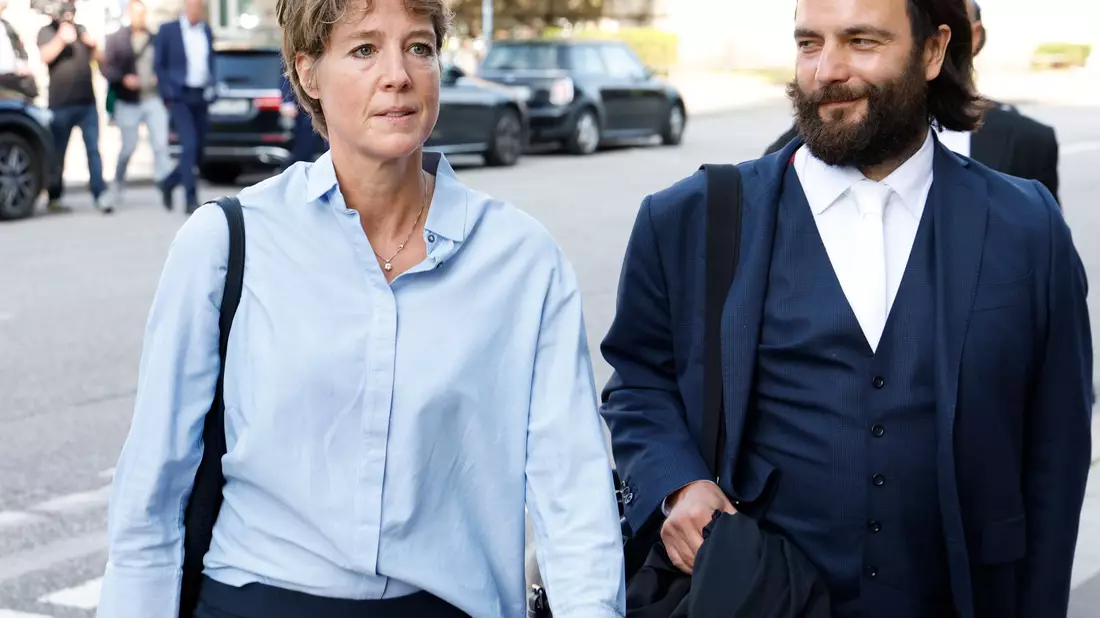 Unternehmerin Block läuft, umringt von Fotografen, zum Gericht.  - Bild: Georg Wendt/dpa
