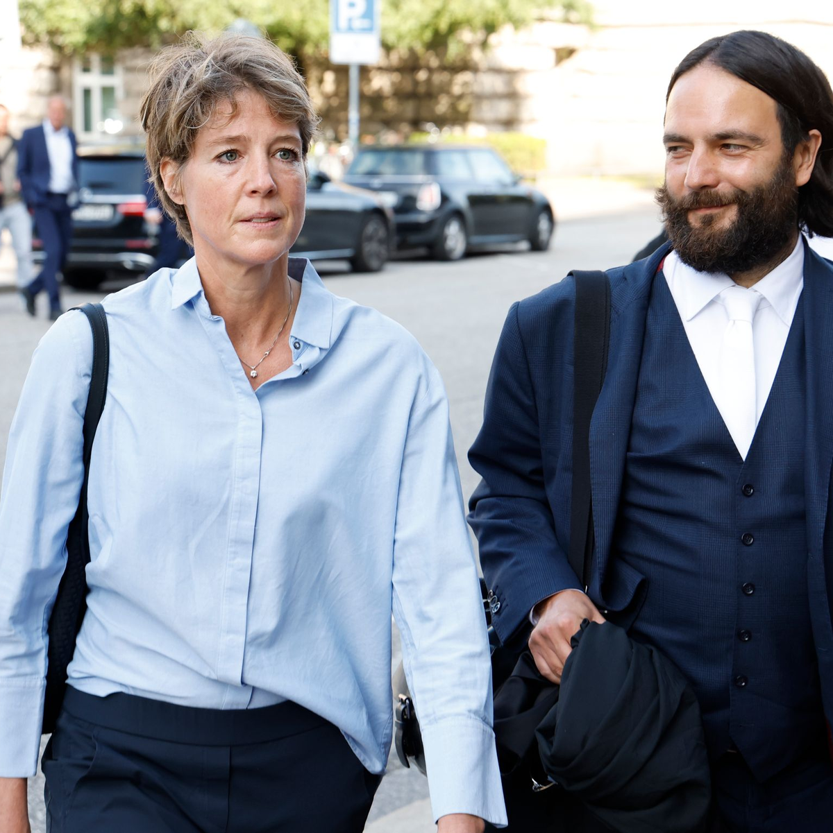 Fernsehmoderator Delling und Anwalt Rieks laufen zum Landgericht.  - Foto: Georg Wendt/dpa