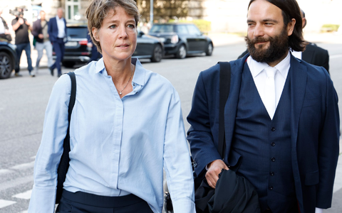 Fernsehmoderator Delling und Anwalt Rieks laufen zum Landgericht.  - Foto: Georg Wendt/dpa