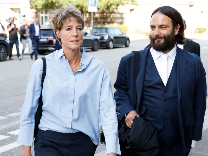 Unternehmerin Block läuft, umringt von Fotografen, zum Gericht.  - Foto: Georg Wendt/dpa