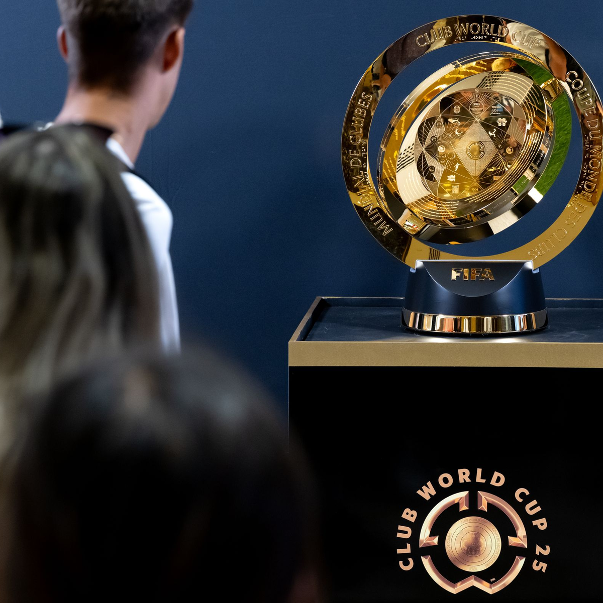 Im Trump Tower können sich Fans die WM-Trophäe ansehen.  - Foto: Sven Hoppe/dpa