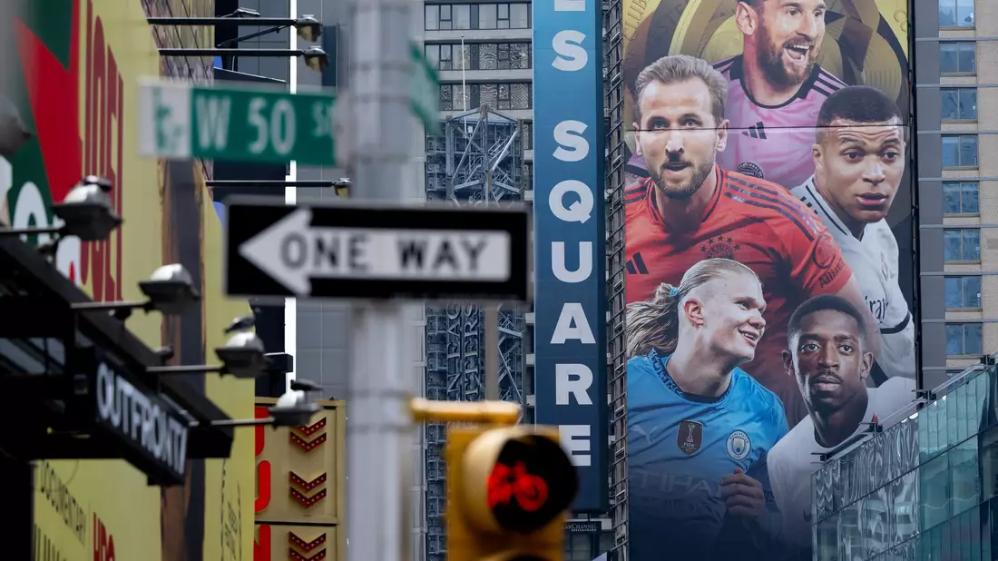 Werbung für die Club-WM mit Fußballstars wie Lionel Messi, Harry Kane oder Erling Haaland am Times Square in Manhattan. - Bild: Sven Hoppe/dpa