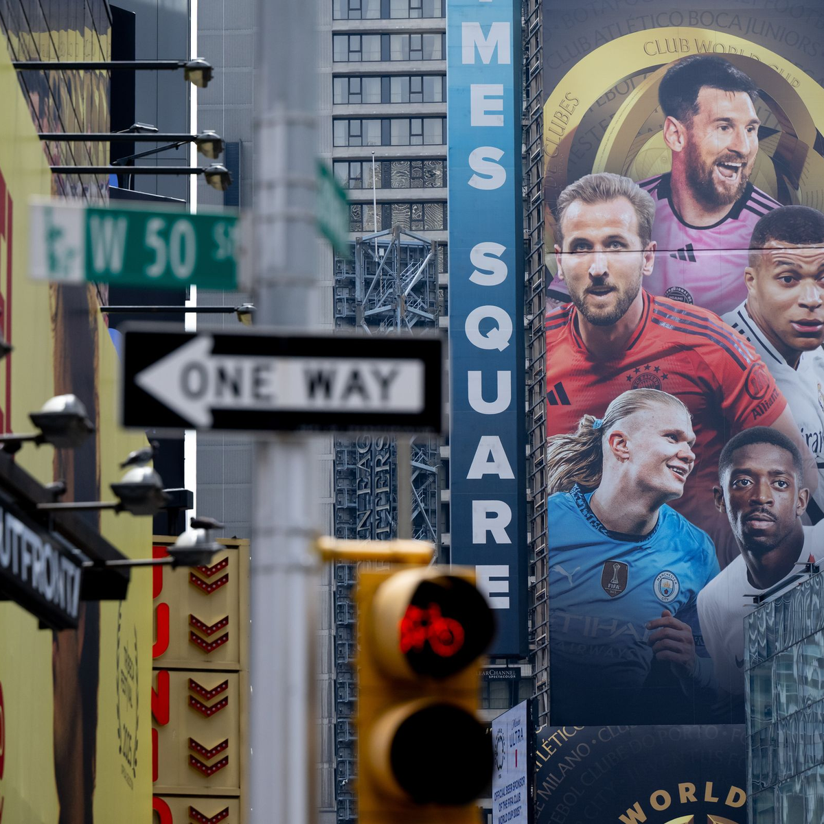 Werbung für die Club-WM mit Fußballstars wie Lionel Messi, Harry Kane oder Erling Haaland am Times Square in Manhattan. - Foto: Sven Hoppe/dpa