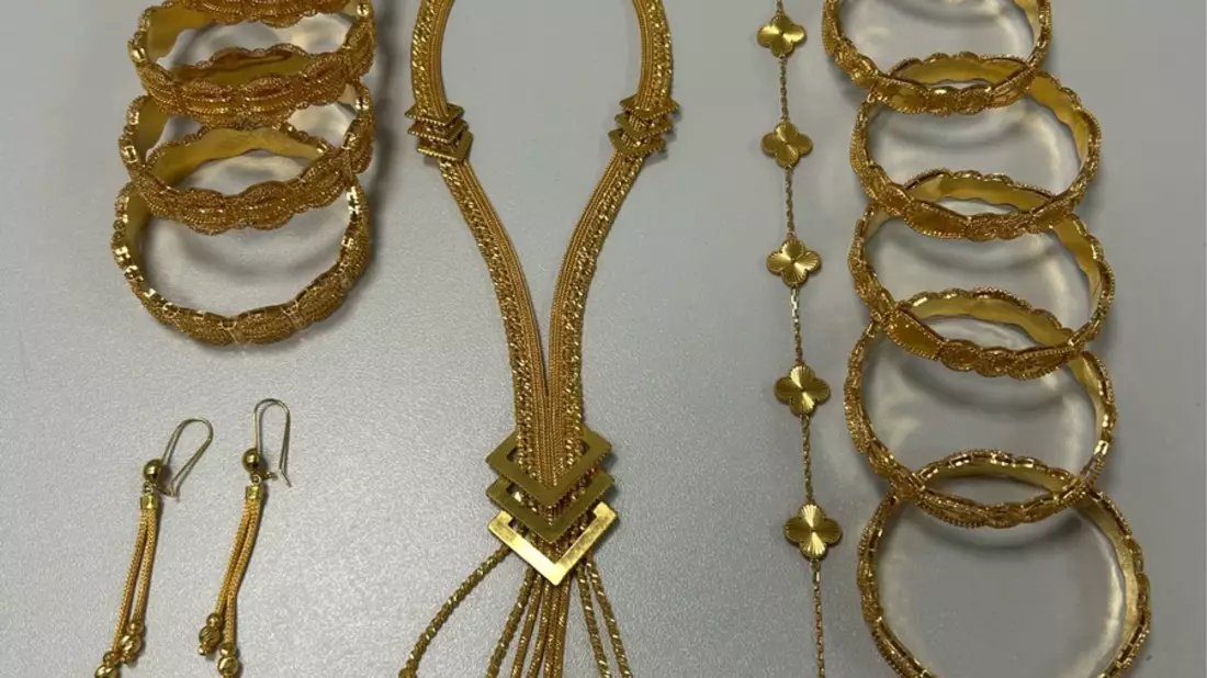HZA-IZ: Versteckt am Körper / Zoll am Flughafen Hamburg entdeckt Goldschmuck im Wert von rund 20.000 EUR - Bild: presseportal.de