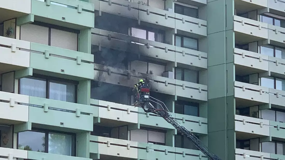 Feuerwehr MTK: Wohnungsbrand in Hochhaus der Hochheimer Weststadt - Keine Verletzten - Bild: presseportal.de