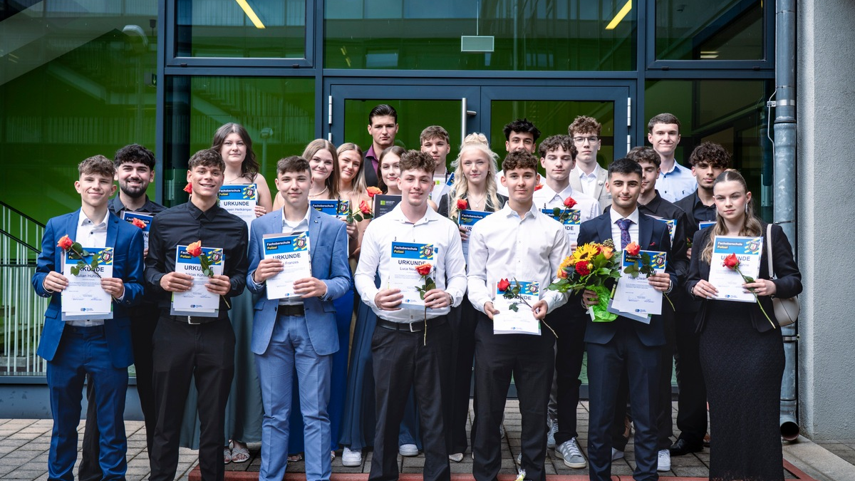 POL-BO: Der erste Schritt in Richtung Polizeiberuf: 21 junge Menschen feiern ihren Abschluss - Foto: presseportal.de