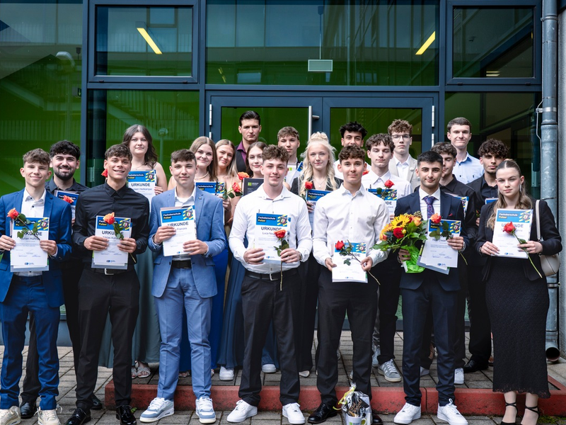 POL-BO: Der erste Schritt in Richtung Polizeiberuf: 21 junge Menschen feiern ihren Abschluss - Foto: presseportal.de