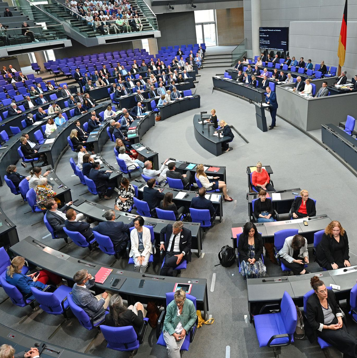 Die Lücke im Haushalt ist durch Kompromisse von SPD und Union größer geworden - Finanzminister Lars Klingbeil und Kanzler Friedrich Merz dürften nun noch einige Verhandlungen bevorstehen. (Archivbild)  - Foto: Niklas Treppner/dpa