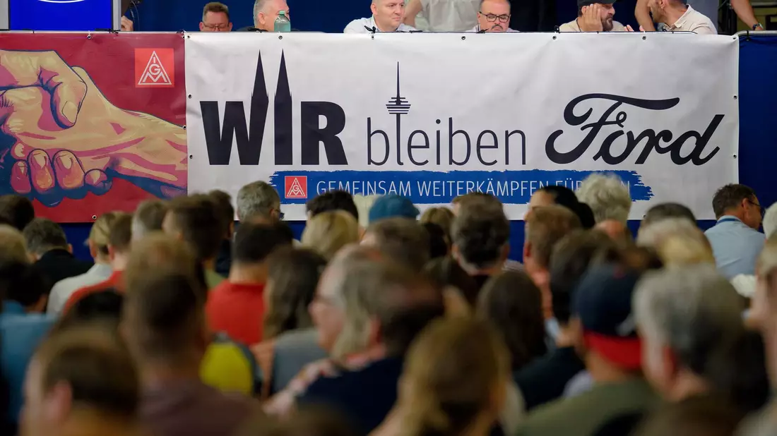 Ford-Logo an einem Werkstor des Autobauers, der in Köln noch große Flächen hat - obwohl er personell schon seit langem schrumpft. - Bild: Henning Kaiser/dpa