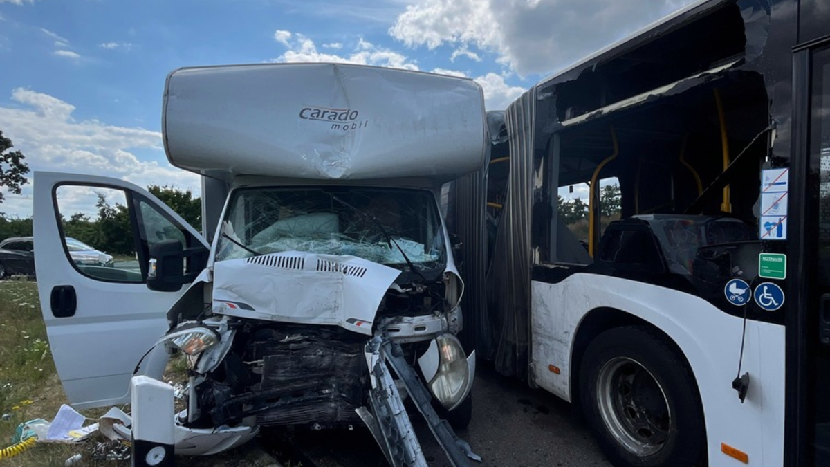 POL-DN: Kollision zwischen Wohnmobil und Schulbus - Foto: presseportal.de