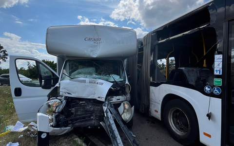 POL-DN: Kollision zwischen Wohnmobil und Schulbus - Foto: presseportal.de
