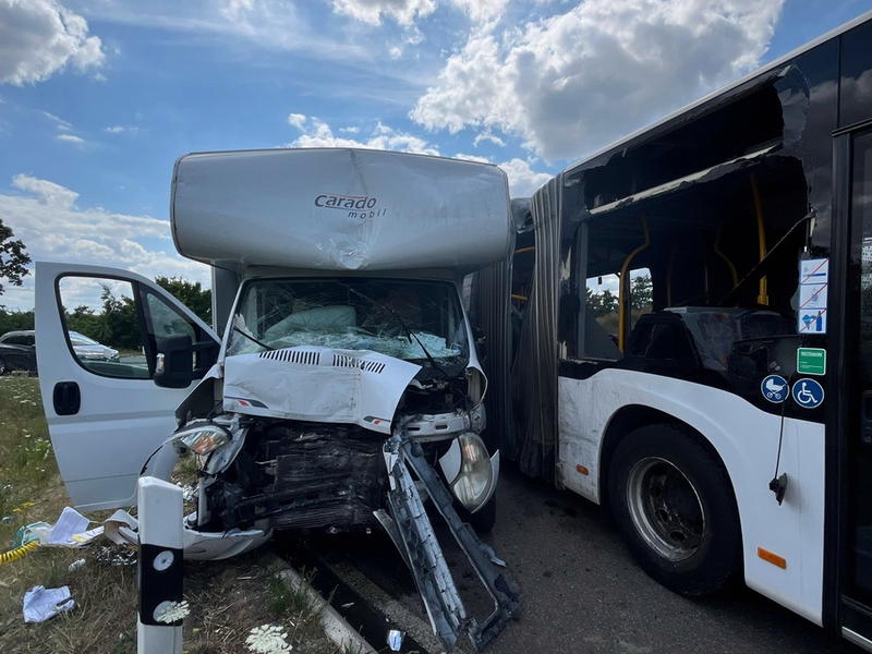 POL-DN: Kollision zwischen Wohnmobil und Schulbus - Foto: presseportal.de