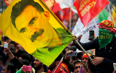Öcalan hatt die PKK im Februar zur Auflösung aufgerufen. (Archivbild) - Foto: Lefteris Pitarakis/AP/dpa Öcalan hatt die PKK im Februar zur Auflösung aufgerufen. (Archivbild) - Foto: Lefteris Pitarakis/AP/dpa